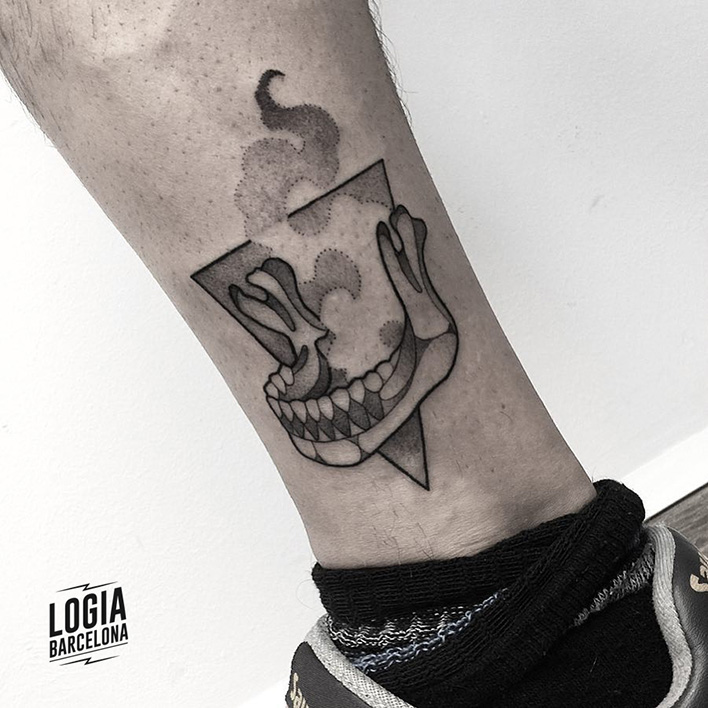 tatuaje_pierna_mandibula_blackwork_Dalmau_Tattoo_Logia_Barcelona